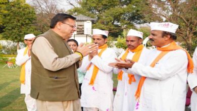 Uttarakhand News: मुख्यमंत्री धामी से मिले होल्यारों का दल, धामी बोले– उत्तराखंड की होली सामाजिक समरसता और लोकसंस्कृति का प्रतीक है….