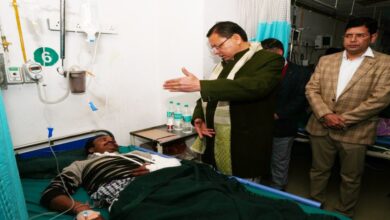 Uttarakhand News: बस हादसे के घायलों से मिलने अस्पताल पहुंचे CM धामी — मृतकों के प्रति जताई संवेदना, घायलों के उपचार में लापरवाही न बरतने के दिए निर्देश….
