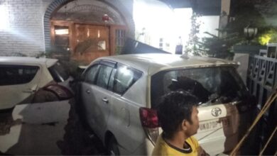 Dehradun Accident: ओल्ड सर्वे रोड पर हादसा, बेकाबू कार ने कई वाहनों को मारी टक्कर, दीवार तोड़कर घर में घुसी Dehradun Accident: ओल्ड सर्वे रोड पर हादसा, बेकाबू कार ने कई वाहनों को मारी टक्कर, दीवार तोड़कर घर में घुसी