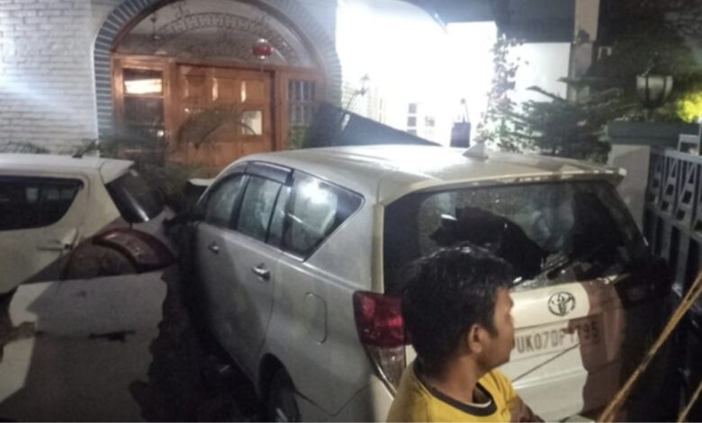 Dehradun Accident: ओल्ड सर्वे रोड पर हादसा, बेकाबू कार ने कई वाहनों को मारी टक्कर, दीवार तोड़कर घर में घुसी