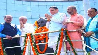 Uttarakhand News- हेमवती नंदन बहुगुणा जयंती: मुख्यमंत्री पुष्कर सिंह धामी ने दी श्रद्धांजलि, कहा- जनसेवा के प्रति समर्पित एक प्रेरणादायी व्यक्तित्व थे…. Uttarakhand News- हेमवती नंदन बहुगुणा जयंती: मुख्यमंत्री पुष्कर सिंह धामी ने दी श्रद्धांजलि, कहा- जनसेवा के प्रति समर्पित एक प्रेरणादायी व्यक्तित्व थे….