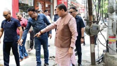 Uttarakhand: जन शिकायत की पड़ताल करने मौके पर पहुंचे सीएम, वीडियो कॉल पर लिए अधिकारी, दिखाई जमीनी हकीकत Uttarakhand: जन शिकायत की पड़ताल करने मौके पर पहुंचे सीएम, वीडियो कॉल पर लिए अधिकारी, दिखाई जमीनी हकीकत