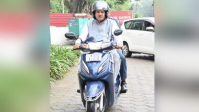 Dehradun: मंत्री ने तेल बचाने को स्कूटी चलाई, अब जुर्माने की नौबत आई; इस वजह से सोशल मीडिया पर हुए ट्रोल Dehradun: मंत्री ने तेल बचाने को स्कूटी चलाई, अब जुर्माने की नौबत आई; इस वजह से सोशल मीडिया पर हुए ट्रोल