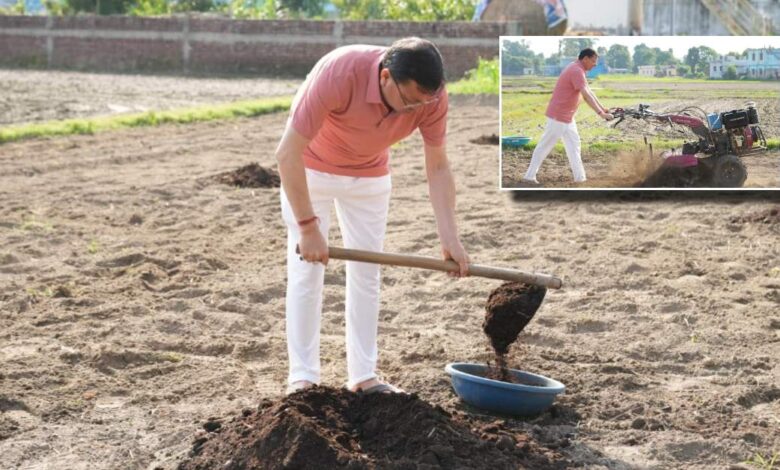 Uttarakhand News: मुख्यमंत्री धामी ने खेत में चलाया टिलर, जैविक और पारंपरिक खेती को बढ़ावा देने का दिया संदेश…