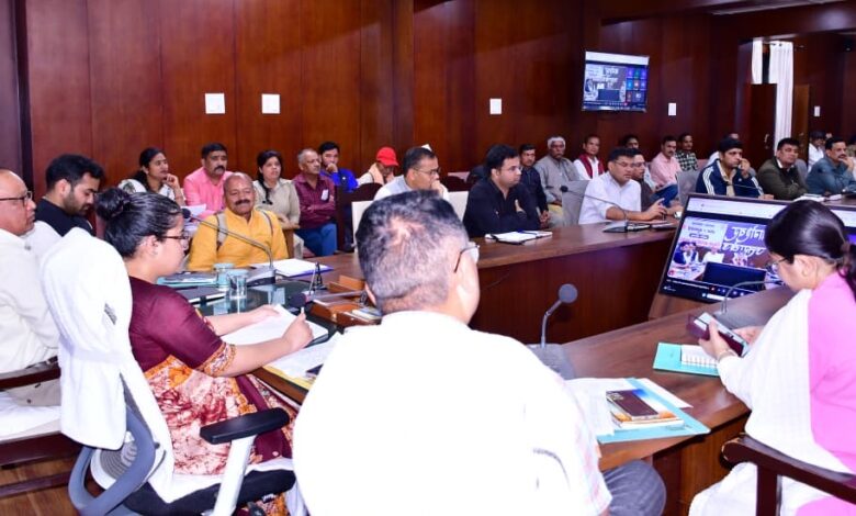 जनसुनवाई में डीएम ने सुनीं 38 शिकायतें, समयबद्ध निस्तारण के दिए निर्देश,भ्रष्टाचार पर जीरो टॉलरेंस, गड्ढामुक्त सड़कें सरकार की सर्वोच्च प्राथमिकता : जिलाधिकारी अपूर्वा पाण्डे… जनसुनवाई में डीएम ने सुनीं 38 शिकायतें, समयबद्ध निस्तारण के दिए निर्देश,भ्रष्टाचार पर जीरो टॉलरेंस, गड्ढामुक्त सड़कें सरकार की सर्वोच्च प्राथमिकता : जिलाधिकारी अपूर्वा पाण्डे…