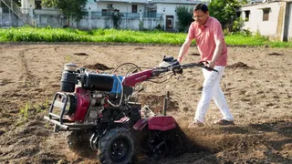 सीएम धामी का ‘किसान अवतार’, अपने खेत में खुद चलाया टिलर; जैविक और पारंपरिक खेती का दिया बड़ा संदेश सीएम धामी का ‘किसान अवतार’, अपने खेत में खुद चलाया टिलर; जैविक और पारंपरिक खेती का दिया बड़ा संदेश