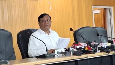 मुख्यमंत्री पुष्कर सिंह धामी की अध्यक्षता में हुई कैबिनेट बैठक में राज्य से जुड़े 17 अहम प्रस्तावों पर मुहर लगी। बैठक में सहकारिता, परिवहन, स्वास्थ्य, कार्मिक और ऊर्जा विभाग से जुड़े कई महत्वपूर्ण फैसले लिए गए। औषधि और सर्जिकल सामग्री की खरीद के लिए उत्तराखंड मेडिकल सप्लाई कॉरपोरेशन के गठन को मंजूरी दी गई। यह कॉरपोरेशन मुख्य सचिव की अगुवाई में काम करेगा और औषधि, सर्जिकल सामग्री व रसायनों की खरीद करेगा। बैठक में राष्ट्रीय रोग नियंत्रण केंद्र के लिए हरिद्वार में एक एकड़ भूमि देने और कारापाल सेवा नियमावली को मंजूरी देने का निर्णय भी लिया गया। सहकारिता नीति-2026 को मंजूरी देने के साथ ही सीएनजी वाहनों को ग्रीन सेस में मिली छूट जारी रखने का फैसला किया गया। लोकायुक्त खोजबीन समिति को मंजूरी उत्तराखंड लोकायुक्त अधिनियम, 2014 के तहत सदस्यों के चयन के लिए उत्तराखंड लोकायुक्त खोजबीन समिति-2026 के गठन को मंजूरी दी गई। उत्तराखंड आबादी सर्वेक्षण अभिलेख नियमावली को भी स्वीकृति दी गई। सीड्स निगम के कर्मचारियों का समायोजन उत्तराखंड सीड्स एवं डेवलपमेंट कॉरपोरेशन के तृतीय और चतुर्थ श्रेणी कर्मचारियों को अन्य विभागों में समायोजित किया जाएगा। इन कर्मचारियों को ऊधमसिंह नगर और आसपास के जिलों में भेजने का निर्णय लिया गया है। रिस्पना नदी के किनारे काठ बंगला क्षेत्र में बने 116 आवासों में रह रहे मलिन बस्ती के लोगों से ली जाने वाली 10 प्रतिशत राशि अब सरकार वहन करेगी। शहरी निकायों में पेयजल और सीवरेज कार्यों के लिए भी मंजूरी दी गई। ऋषिकेश में कैंसर इंस्टीट्यूट का प्रस्ताव मंजूर अंत्योदय फाउंडेशन की ओर से ऋषिकेश में कैंसर इंस्टीट्यूट स्थापित करने के प्रस्ताव को मंजूरी दी गई। उत्तराखंड निजी विश्वविद्यालय अधिनियम के तहत उत्तरांचल विश्वविद्यालय की नियमावली को भी स्वीकृति प्रदान की गई। उपनल कर्मचारियों को तीन चरणों में समान कार्य-समान वेतन उपनल कर्मचारियों को तीन चरणों में समान कार्य-समान वेतन देने का निर्णय लिया गया है। दूसरा चरण नौ नवंबर से शुरू होगा। वर्ष 2018 तक नियुक्त कर्मचारियों को समान कार्य-समान वेतन का लाभ मिलेगा। एक जनवरी 2016 से ब्रेक वाले कर्मचारियों को महंगाई भत्ता देने का फैसला किया गया है। स्वीकृत पदों के सापेक्ष काम नहीं कर रहे उपनल कर्मचारियों की स्थिति के आधार पर नए पद सृजित किए जाएंगे। इसके लिए शासन स्तर पर समिति गठित होगी। कर्मचारियों को परिवर्तनीय महंगाई भत्ता भी मिलेगा। नए पद सृजित नहीं होने की स्थिति में समायोजन किया जाएगा। अग्निवीरों के लिए बनेगा अलग प्रकोष्ठ सेवा मुक्त होकर लौटने वाले अग्निवीरों के लिए समर्पित प्रकोष्ठ बनाया जाएगा। इसके लिए छह पदों का प्रस्ताव रखा गया था। अग्निवीरों से संबंधित कार्यों के लिए अलग सेल गठित की जाएगी। 1320 मेगावाट का पावर प्लांट लगाएगा अडानी यूपीसीएल की ओर से 1320 मेगावाट के कोयला आधारित पावर प्लांट के लिए न्यूनतम बोलीदाता अडानी को जिम्मेदारी दी गई है। छत्तीसगढ़ में कोल ब्लॉक का आवंटन हो चुका है। अडानी पावर यह प्लांट स्थापित करेगा। परियोजना 25 वर्ष के लिए दी गई है। क्षतिग्रस्त सड़कों की मरम्मत के लिए बजट बारिश से क्षतिग्रस्त सड़कों की मरम्मत के लिए पंचायतों और निकायों को बजट की कमी नहीं होने दी जाएगी। अधिकारियों को निविदा प्रक्रिया तत्काल पूरी करने के निर्देश दिए गए हैं, ताकि बारिश के बाद तुरंत काम शुरू कराया जा सके। आवश्यक वस्तुओं की उपलब्धता पर नजर चीनी समेत आवश्यक वस्तुओं की उपलब्धता और जमाखोरी पर अधिकारी लगातार नजर रखेंगे। सरकार ने अधिकारियों को बाजार में आपूर्ति व्यवस्था बनाए रखने और किसी भी तरह की कालाबाजारी पर कार्रवाई के निर्देश दिए हैं। गांवों में लगेंगी शहीदों की प्रतिमाएं उत्तराखंड के शहीदों की प्रतिमाएं उनके गांवों में स्थापित की जाएंगी। सरकार ने इस संबंध में भी प्रस्ताव को मंजूरी दी है। मुख्यमंत्री पुष्कर सिंह धामी की अध्यक्षता में हुई कैबिनेट बैठक में राज्य से जुड़े 17 अहम प्रस्तावों पर मुहर लगी। बैठक में सहकारिता, परिवहन, स्वास्थ्य, कार्मिक और ऊर्जा विभाग से जुड़े कई महत्वपूर्ण फैसले लिए गए। औषधि और सर्जिकल सामग्री की खरीद के लिए उत्तराखंड मेडिकल सप्लाई कॉरपोरेशन के गठन को मंजूरी दी गई। यह कॉरपोरेशन मुख्य सचिव की अगुवाई में काम करेगा और औषधि, सर्जिकल सामग्री व रसायनों की खरीद करेगा। बैठक में राष्ट्रीय रोग नियंत्रण केंद्र के लिए हरिद्वार में एक एकड़ भूमि देने और कारापाल सेवा नियमावली को मंजूरी देने का निर्णय भी लिया गया। सहकारिता नीति-2026 को मंजूरी देने के साथ ही सीएनजी वाहनों को ग्रीन सेस में मिली छूट जारी रखने का फैसला किया गया। लोकायुक्त खोजबीन समिति को मंजूरी उत्तराखंड लोकायुक्त अधिनियम, 2014 के तहत सदस्यों के चयन के लिए उत्तराखंड लोकायुक्त खोजबीन समिति-2026 के गठन को मंजूरी दी गई। उत्तराखंड आबादी सर्वेक्षण अभिलेख नियमावली को भी स्वीकृति दी गई। सीड्स निगम के कर्मचारियों का समायोजन उत्तराखंड सीड्स एवं डेवलपमेंट कॉरपोरेशन के तृतीय और चतुर्थ श्रेणी कर्मचारियों को अन्य विभागों में समायोजित किया जाएगा। इन कर्मचारियों को ऊधमसिंह नगर और आसपास के जिलों में भेजने का निर्णय लिया गया है। रिस्पना नदी के किनारे काठ बंगला क्षेत्र में बने 116 आवासों में रह रहे मलिन बस्ती के लोगों से ली जाने वाली 10 प्रतिशत राशि अब सरकार वहन करेगी। शहरी निकायों में पेयजल और सीवरेज कार्यों के लिए भी मंजूरी दी गई। ऋषिकेश में कैंसर इंस्टीट्यूट का प्रस्ताव मंजूर अंत्योदय फाउंडेशन की ओर से ऋषिकेश में कैंसर इंस्टीट्यूट स्थापित करने के प्रस्ताव को मंजूरी दी गई। उत्तराखंड निजी विश्वविद्यालय अधिनियम के तहत उत्तरांचल विश्वविद्यालय की नियमावली को भी स्वीकृति प्रदान की गई। उपनल कर्मचारियों को तीन चरणों में समान कार्य-समान वेतन उपनल कर्मचारियों को तीन चरणों में समान कार्य-समान वेतन देने का निर्णय लिया गया है। दूसरा चरण नौ नवंबर से शुरू होगा। वर्ष 2018 तक नियुक्त कर्मचारियों को समान कार्य-समान वेतन का लाभ मिलेगा। एक जनवरी 2016 से ब्रेक वाले कर्मचारियों को महंगाई भत्ता देने का फैसला किया गया है। स्वीकृत पदों के सापेक्ष काम नहीं कर रहे उपनल कर्मचारियों की स्थिति के आधार पर नए पद सृजित किए जाएंगे। इसके लिए शासन स्तर पर समिति गठित होगी। कर्मचारियों को परिवर्तनीय महंगाई भत्ता भी मिलेगा। नए पद सृजित नहीं होने की स्थिति में समायोजन किया जाएगा। अग्निवीरों के लिए बनेगा अलग प्रकोष्ठ सेवा मुक्त होकर लौटने वाले अग्निवीरों के लिए समर्पित प्रकोष्ठ बनाया जाएगा। इसके लिए छह पदों का प्रस्ताव रखा गया था। अग्निवीरों से संबंधित कार्यों के लिए अलग सेल गठित की जाएगी। 1320 मेगावाट का पावर प्लांट लगाएगा अडानी यूपीसीएल की ओर से 1320 मेगावाट के कोयला आधारित पावर प्लांट के लिए न्यूनतम बोलीदाता अडानी को जिम्मेदारी दी गई है। छत्तीसगढ़ में कोल ब्लॉक का आवंटन हो चुका है। अडानी पावर यह प्लांट स्थापित करेगा। परियोजना 25 वर्ष के लिए दी गई है। क्षतिग्रस्त सड़कों की मरम्मत के लिए बजट बारिश से क्षतिग्रस्त सड़कों की मरम्मत के लिए पंचायतों और निकायों को बजट की कमी नहीं होने दी जाएगी। अधिकारियों को निविदा प्रक्रिया तत्काल पूरी करने के निर्देश दिए गए हैं, ताकि बारिश के बाद तुरंत काम शुरू कराया जा सके। आवश्यक वस्तुओं की उपलब्धता पर नजर चीनी समेत आवश्यक वस्तुओं की उपलब्धता और जमाखोरी पर अधिकारी लगातार नजर रखेंगे। सरकार ने अधिकारियों को बाजार में आपूर्ति व्यवस्था बनाए रखने और किसी भी तरह की कालाबाजारी पर कार्रवाई के निर्देश दिए हैं। गांवों में लगेंगी शहीदों की प्रतिमाएं उत्तराखंड के शहीदों की प्रतिमाएं उनके गांवों में स्थापित की जाएंगी। सरकार ने इस संबंध में भी प्रस्ताव को मंजूरी दी है।