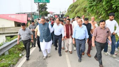 सुवाखोली में प्रस्तावित बिजली घर के चयनित भूमि का स्थलीय निरीक्षण करते कैबिनेट मंत्री गणेश जोशी