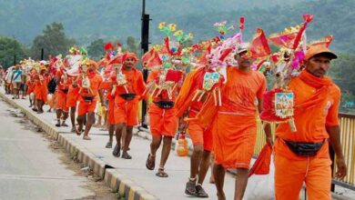 कांवड़ यात्रा में श्रद्धालुओं पर बरसे फूल, सीएम धामी ने हरिद्वार में किया स्वागत