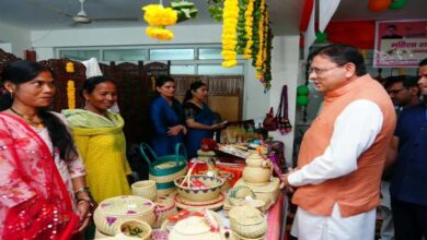 Uttarakhand News: ‘वोकल फॉर लोकल’ को बढ़ावा! CM धामी ने स्वयं सहायता समूहों के स्टाल से खरीदे स्थानीय उत्पाद, प्रदेशवासियों से की खास अपील… Uttarakhand News: ‘वोकल फॉर लोकल’ को बढ़ावा! CM धामी ने स्वयं सहायता समूहों के स्टाल से खरीदे स्थानीय उत्पाद, प्रदेशवासियों से की खास अपील…