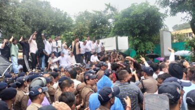 हल्द्वानी ‘शुद्धिकरण’ के विरोध में कांग्रेस का हल्लाबोल, बारिश के बीच सीएम आवास कूच हल्द्वानी ‘शुद्धिकरण’ के विरोध में कांग्रेस का हल्लाबोल, बारिश के बीच सीएम आवास कूच