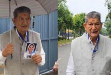 मां की तस्वीर गले में डालकर ईडी कार्यालय पहुंचे हरीश रावत, वीपीडीओ भर्ती मामले में पूछताछ मां की तस्वीर गले में डालकर ईडी कार्यालय पहुंचे हरीश रावत, वीपीडीओ भर्ती मामले में पूछताछ