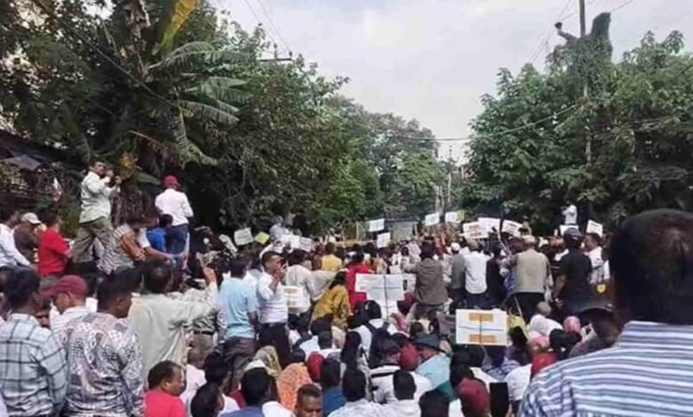 मानदेय और मनरेगा मजदूरी बढ़ाने की मांग, ग्राम प्रधानों ने तोड़ी बैरिकेडिंग मानदेय और मनरेगा मजदूरी बढ़ाने की मांग, ग्राम प्रधानों ने तोड़ी बैरिकेडिंग